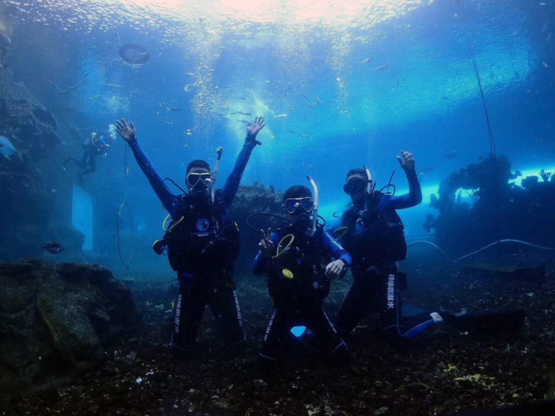 如何控制中性浮力？