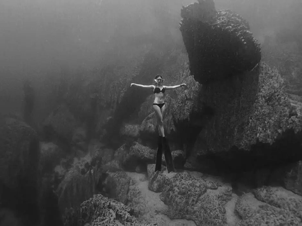 潛水拍照新姿勢，放下你的剪刀手，我們來這樣拍