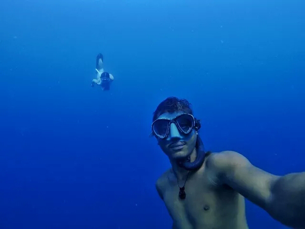 潛水拍照新姿勢，放下你的剪刀手，我們來這樣拍