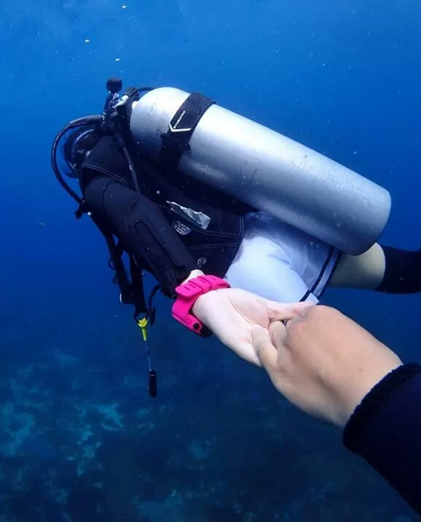 潛水拍照新姿勢，放下你的剪刀手，我們來這樣拍