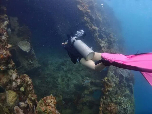 潛水拍照新姿勢，放下你的剪刀手，我們來這樣拍